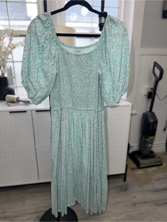 Suzy Shier Dresses & Skirts - Suzy Shier Mint Green Floral Smocked Midi Dress with Puff Sleeves